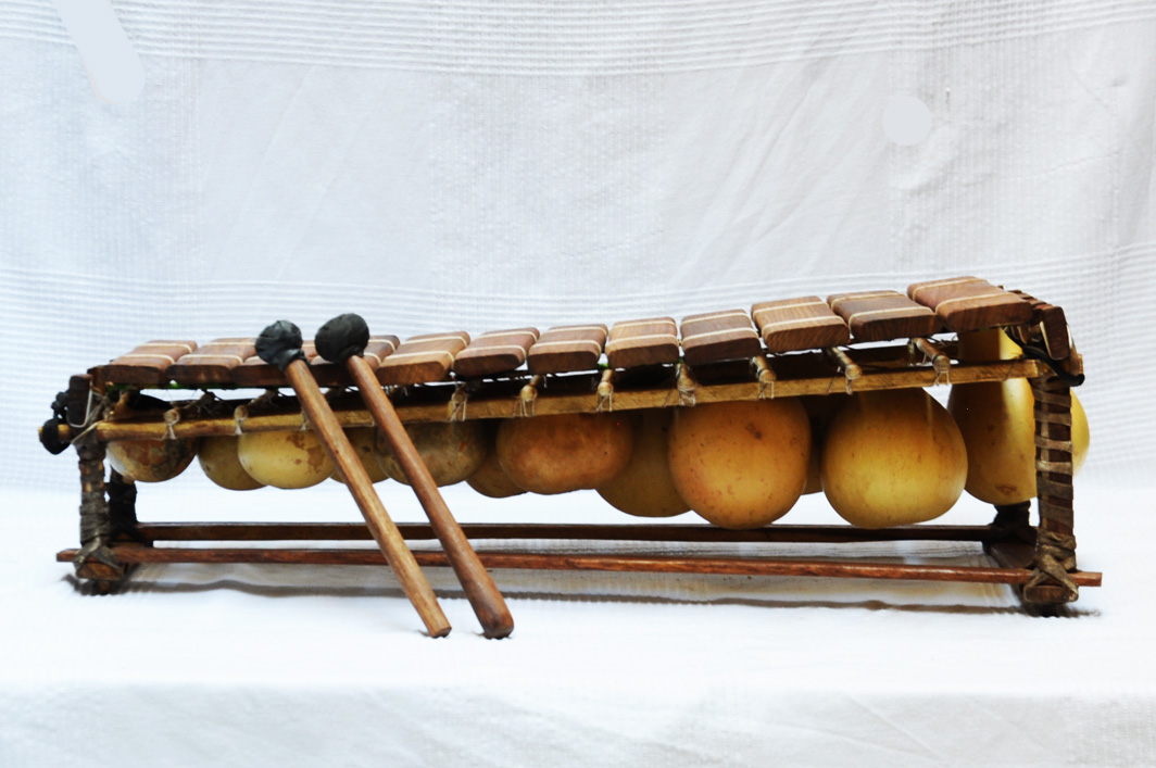 Ударный идиофон 8 букв сканворд. Африканский балафон. Балафон музыкальный инструмент. Балафон ударный музыкальный. Идиофон инструмент.