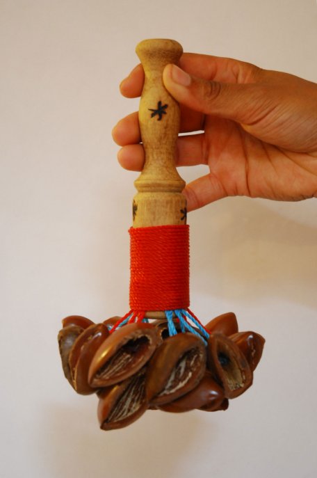 Sonajero africano - Sonajero yuyu de Nigeria con mango madera