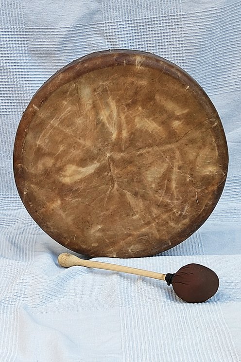 Tambor ritual chamánico (tambor de chamán) con piel de ciervo