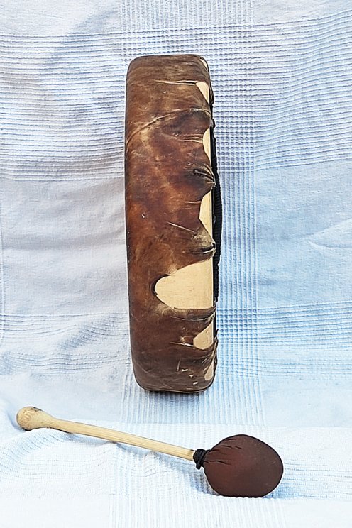 Tambor ritual chamánico (tambor de chamán) con piel de ciervo