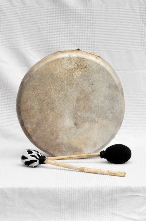 Tambor ritual chamánico (tambor de chamán) con piel de ciervo