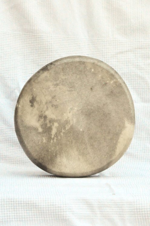 Tambor ritual chamánico (tambor de chamán) con piel de ciervo