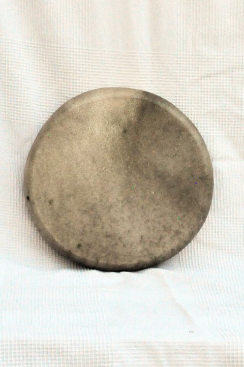 Tambor ritual chamánico (tambor de chamán) con piel de ciervo
