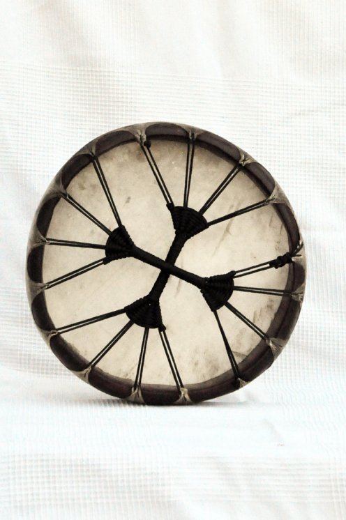 Tambor ritual chamánico (tambor de chamán) con piel de ciervo