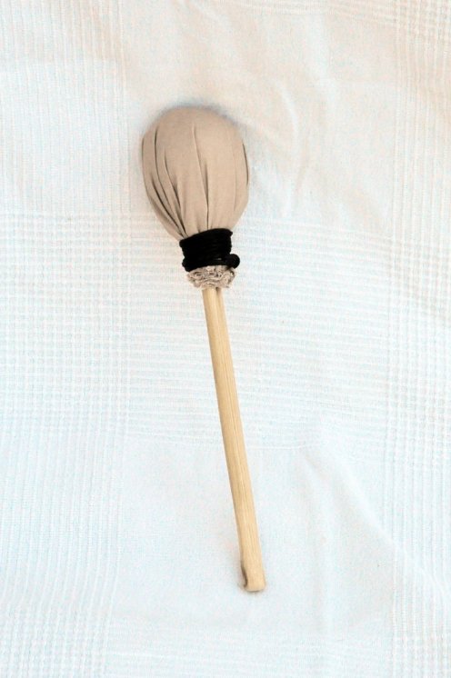 Tambor ritual chamánico (tambor de chamán) con piel de vaca