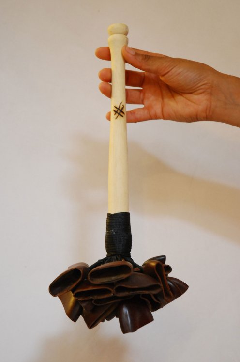 Sonajero africano - Sonajero yuyu de Ghana con mango madera