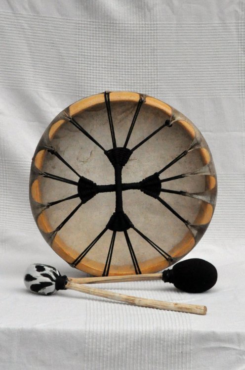 Tambor ritual chamánico (tambor de chamán) con piel de ciervo