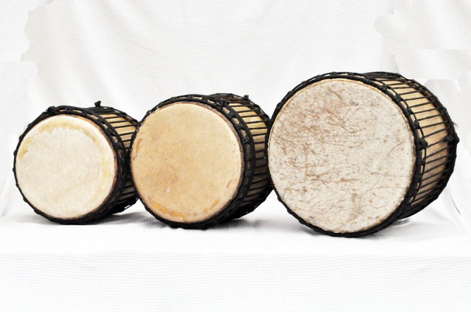 Juego de tam­bo­res de des­fi­le dundun - Set de mini-tambores dundunes de Guinea 3851
