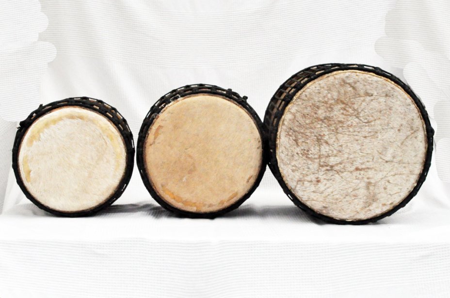 Juego de tam­bo­res de des­fi­le dundun - Set de mini-tambores dundunes de Guinea 3851