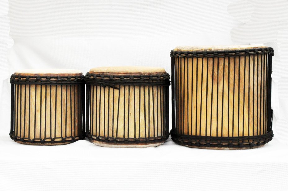 Juego de tam­bo­res de des­fi­le dundun - Set de mini-tambores dundunes de Guinea 3851