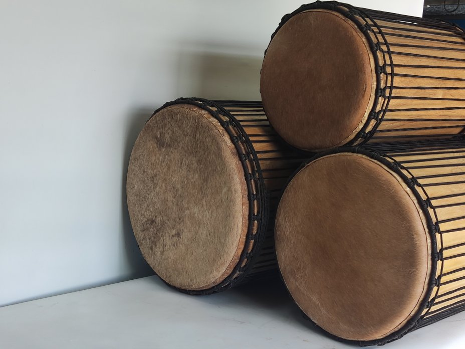 Juego de tambores bajos dundun - Set de dundunes de Guinea